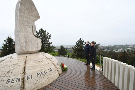 Virággal emlékeztek az Aranybulla 802 évvel ezelőtti kibocsátására